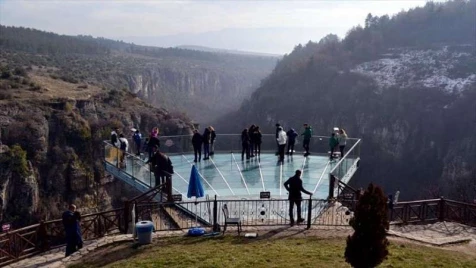 شرفة زجاجية في تركيا تستقطب آلاف الزوار سنوياً