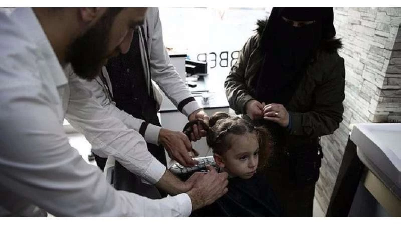 سيدة سورية تتبرع بشعر ابنها لأطفال مرضى السرطان في تركيا