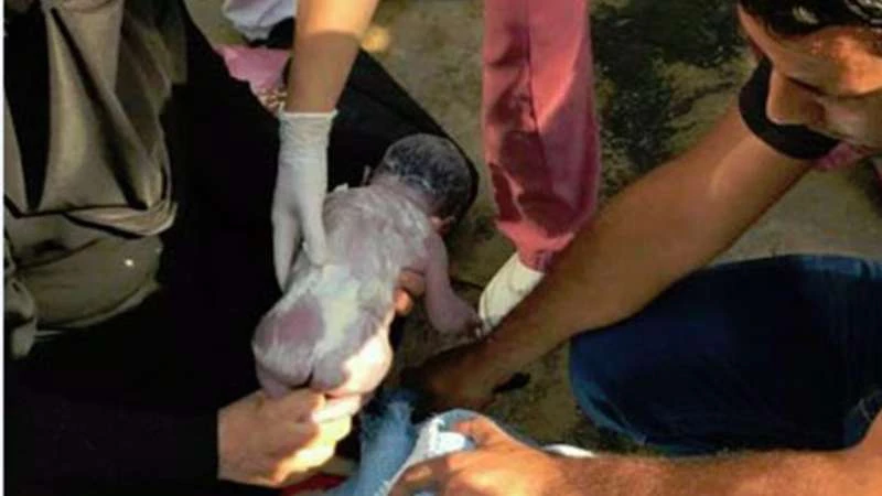 سيدة سورية تنجب طفلها أمام باب مشفى لبناني بعد منعها من الدخول (صور)