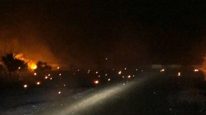 قصف روسي ليلي على ريف إدلب بالنابالم الحارق (فيديو)
