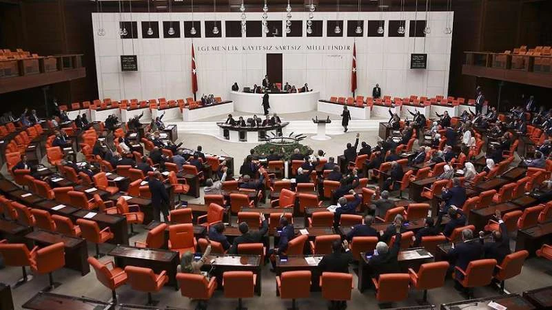 البرلمان التركي يقر تمديد حالة الطوارئ 3 أشهر إضافية