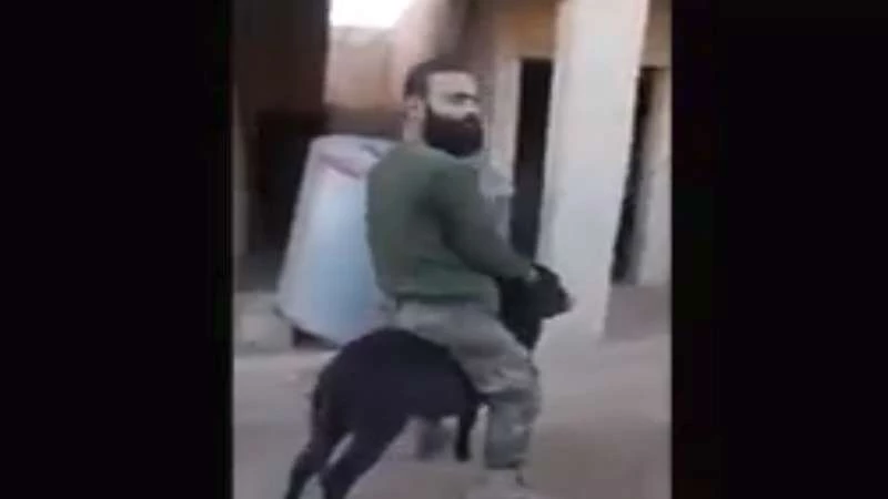ضابط من النظام يعذّب "حمارا" بطريقة وحشية (فيديو)