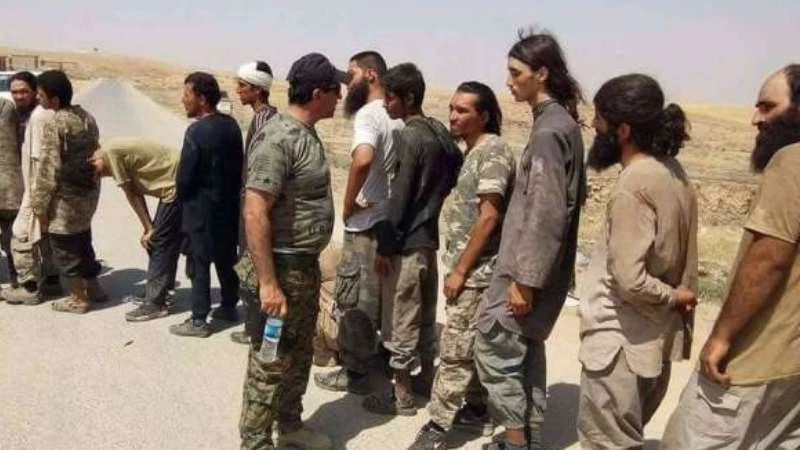 بالصور.. العشرات من تنظيم "داعش" يسلمون أنفسهم لقوات "البيشمركة"