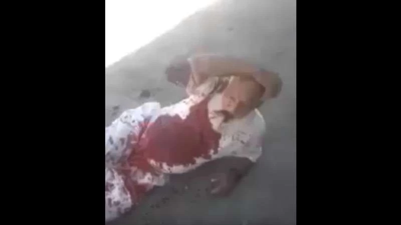 فيديو صادم لـ"الوحدات" الكردية .. التلذذ بإهانة وتعذيب رجل ثمانيني مصاب بالرقة