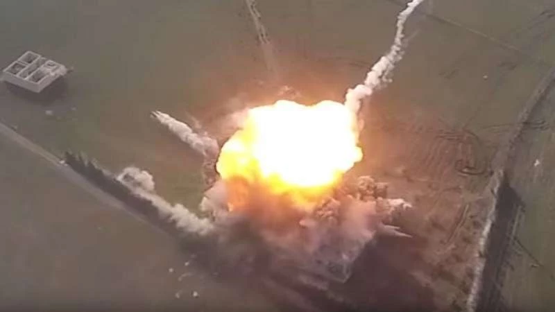 لحظة انفجار مفخخة بعناصر النظام قرب مطار أبو الظهور (فيديو)