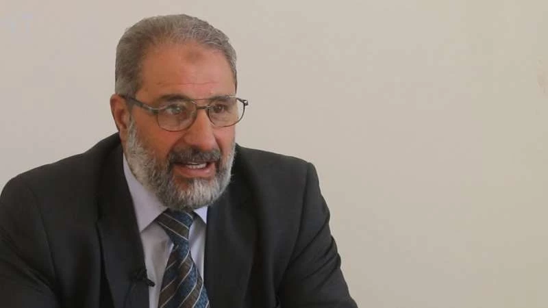 حوار حاد بين نازح ورئيس حكومة الإنقاذ (فيديو)