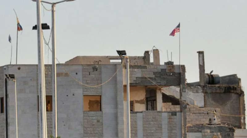 الوحدات الكردية تزيل العلم الأمريكي من فوق مقراتها في تل أبيض