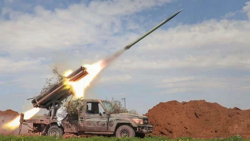 الفصائل تستهدف المربع الأمني للنظام في اللاذقية بصواريخ غراد (صور)