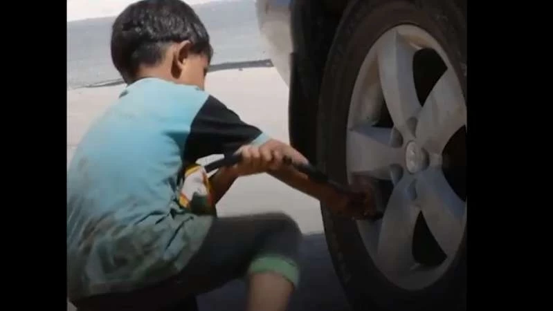 عمالة طفل سوري تثير ردود فعل متباينة لدى الشارع التركي (فيديو)