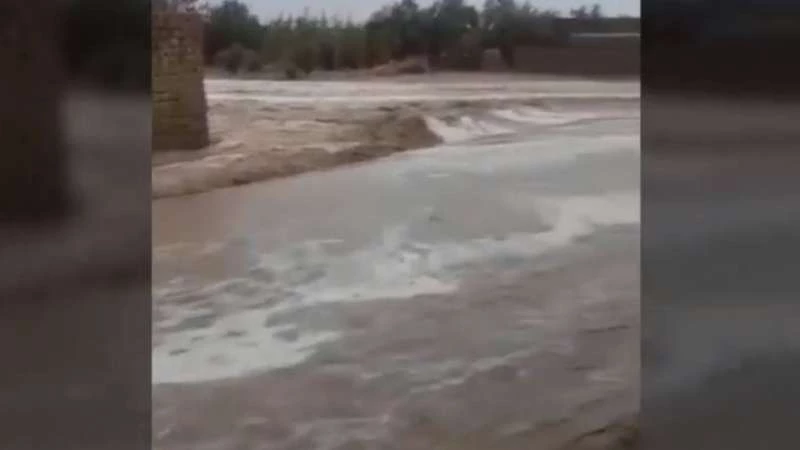 مشهد صادم لسيول اجتاحت بلدة أبو خشب بريف ديرالزور (فيديو)