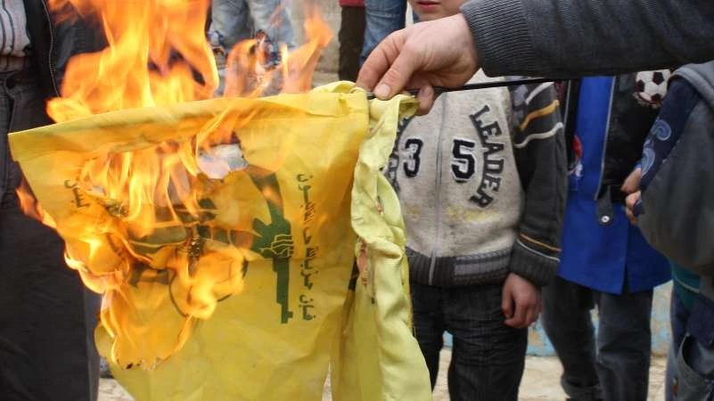 أهالي بلدة "شيعية" في لبنان يحرقون أعلام "حزب الله" (فيديو)