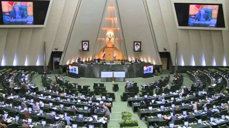 تدافع بالأيدي داخل البرلمان الإيراني بسبب هبوط "التومان" (فيديو)
