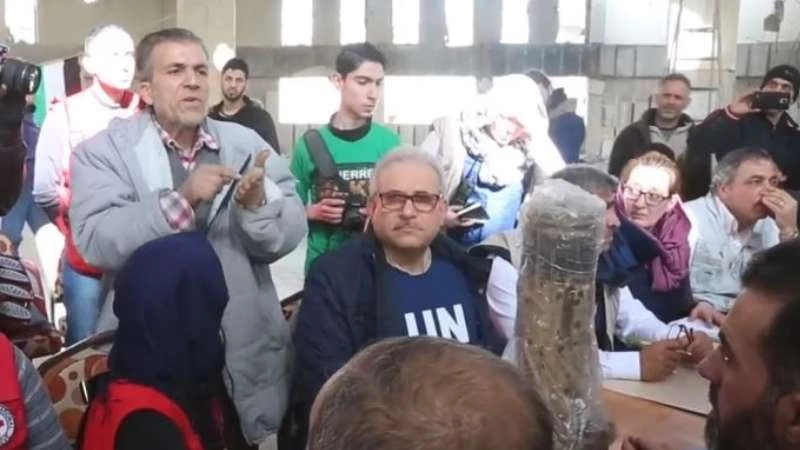 رجل من الغوطة يفاجئ وفد الأمم المتحدة برسالة "صارمة" (فيديو)