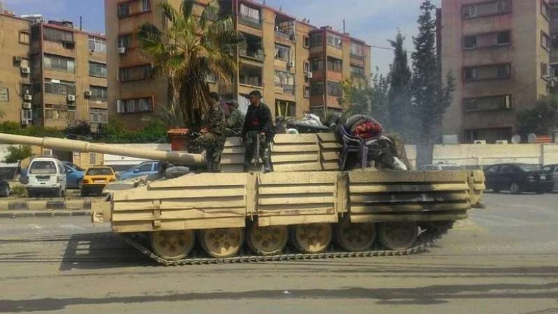 خوفاً من الصواريخ الأمريكية.. النظام ينشر دباباته داخل أحياء دمشق (صور)