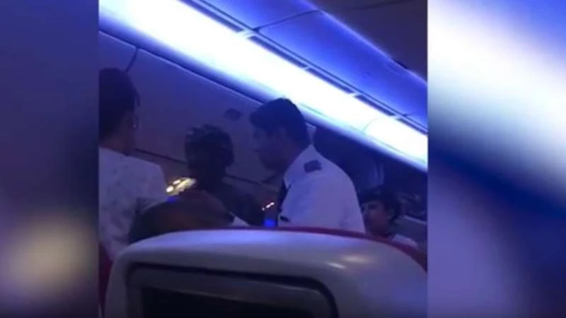 فيديو غريب...رجل يتسوّل داخل الطائرة (فيديو)