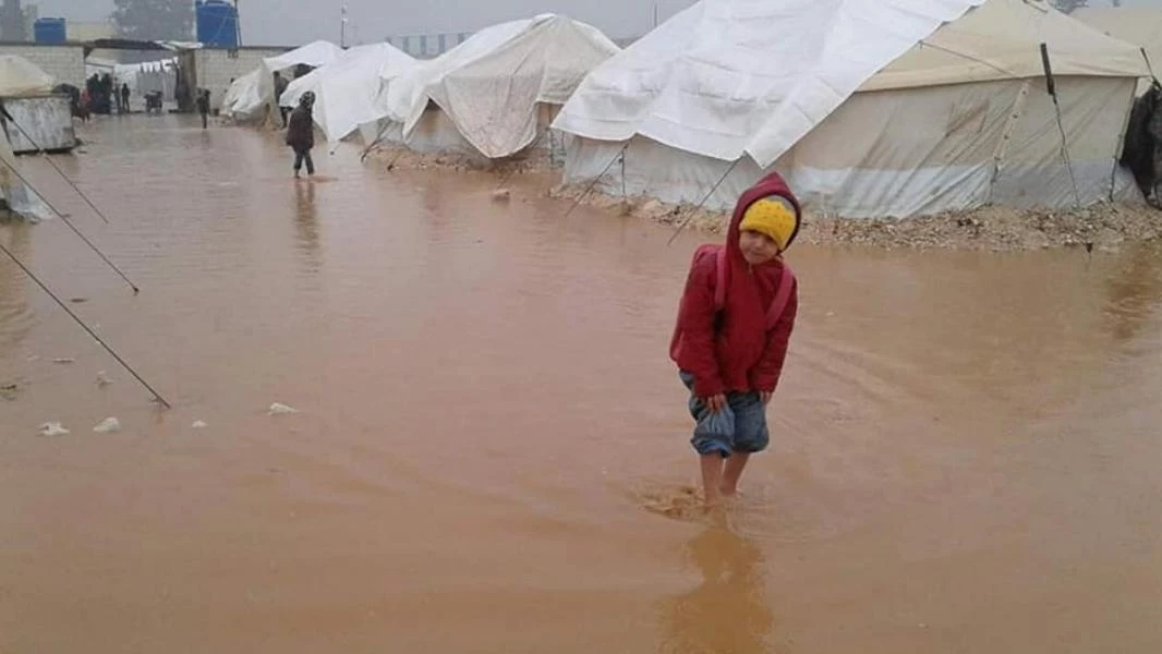الأمطار تُغرق مخيماً للنازحين في ريف حلب (صور)