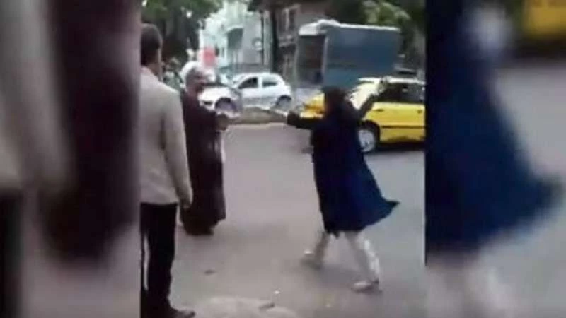 فتاة تهاجم معمماً إيرانياً وتشعل مواقع التواصل (فيديو)