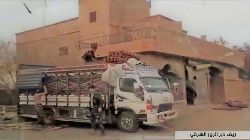 أهالي دير الزور يضبطون ميليشيات الأسد "تعفش" منازلهم (فيديو)