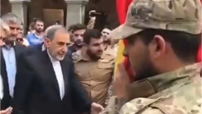 مستشار خامنئي يشارك بتشييع قتلى "حزب الله" في دمشق (فيديو)