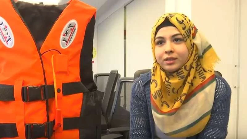 لاجئة سورية تبتكر سترة نجاة بجهاز لتحديد المواقع (فيديو)
