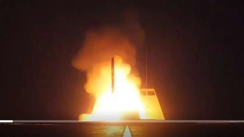 لحظة استهداف مواقع النظام بصواريخ (كروز) من البوارج الفرنسية (فيديو) 