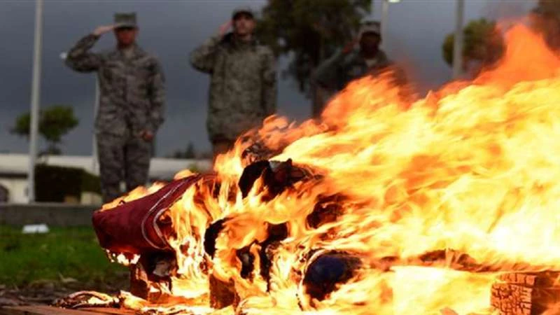 العلم الأمريكي يُحرق في قاعدة إنجرليك بعد إحالته إلى التقاعد!