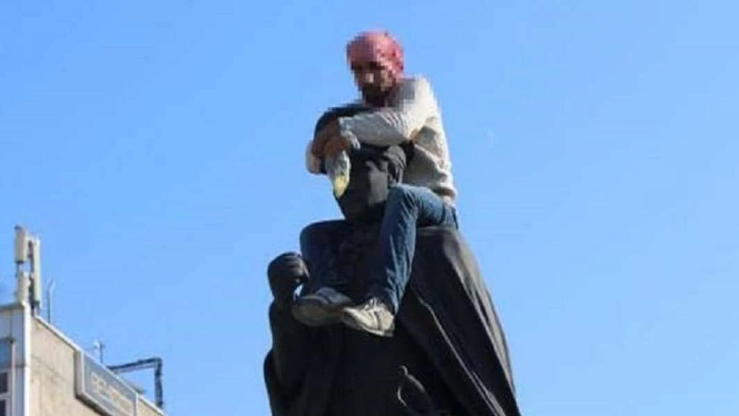 الإعلام التركي يُكذّب معارضاً اتهم السوريين بالاعتداء على تمثال أتاتورك (فيديو)