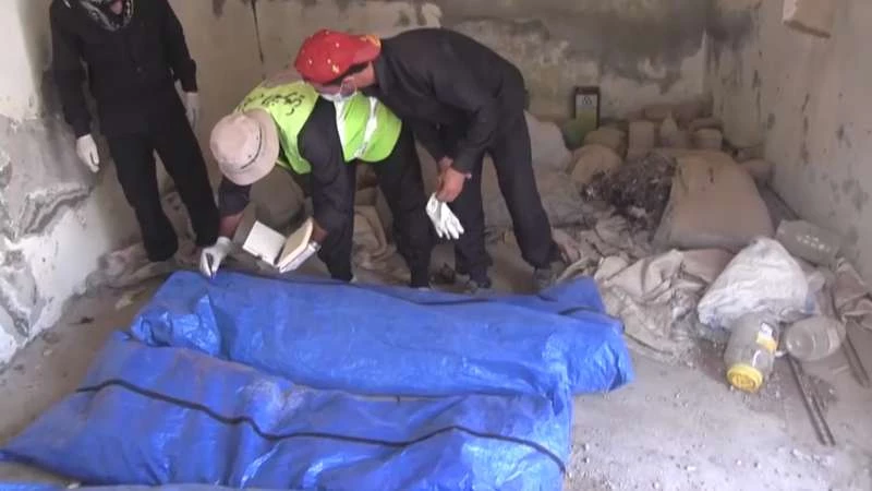 العثور على المزيد من الجثث الذين دُفنوا تحت الأنقاض في الرقة (فيديو)
