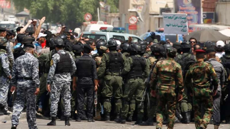 حشود لقوات الأمن تحيط بالمتظاهرين في المثنى العراقية (فيديو)