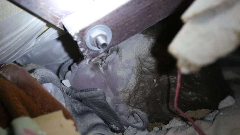 الطائرات الروسية تدفن أطفال الغوطة تحت الركام (صور + فيديو)