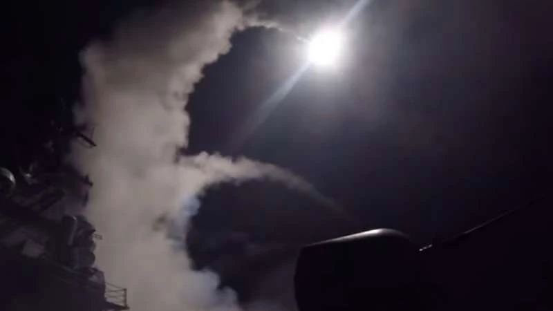 صواريخ مجهولة المصدر تستهدف مطارات النظام في ريفي دمشق وحمص (فيديو)