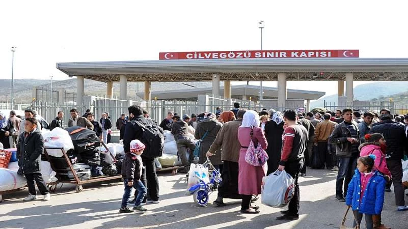 هل يحق للاجئين السوريين المخالفين في تركيا الدخول إلى سوريا في العيد؟ (فيديو)