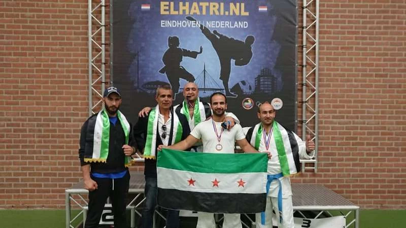 منتخب سوريا الحرة للكاراتيه يتوج بـ4 ميداليات في بطولة آيندهوفن (صور)