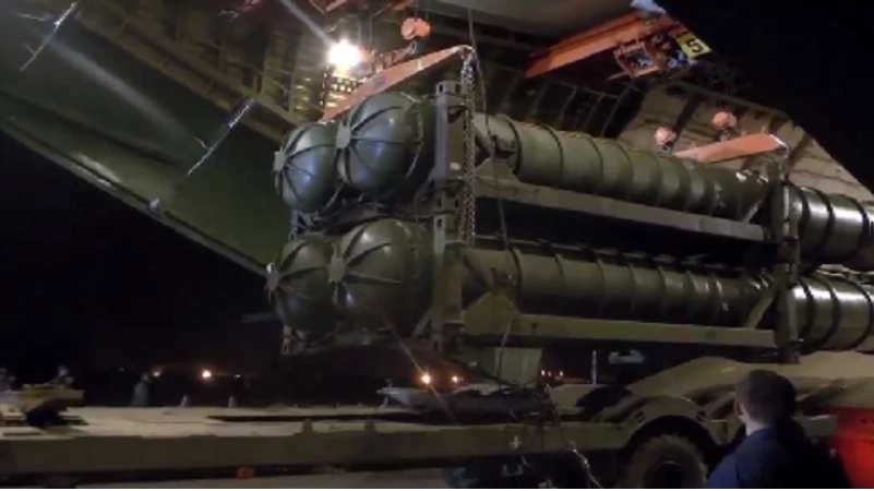 مشاهد جديدة أثناء تسليم روسيا منظومة "إس- 300" للنظام