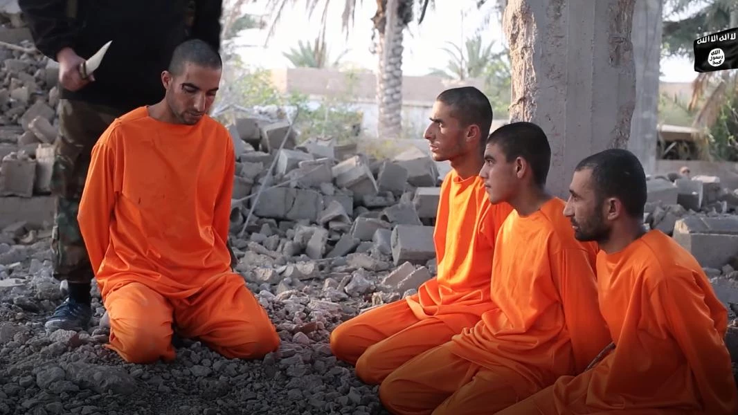 داعش يعدم عنصراً لقسد ذبحاً بالسكين شرقي ديرالزور (فيديو)