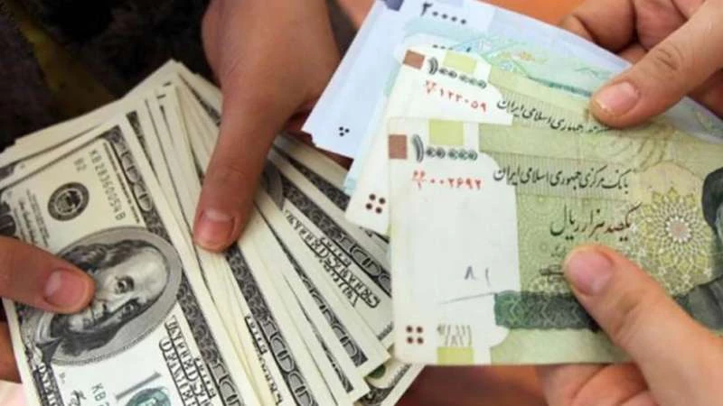 الريال الإيراني يسجل انخفاضاً قياسياً أمام الدولار