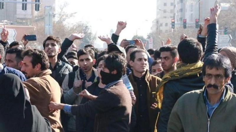 مظاهرات عمالية تهتف (هيهات منا الذلة) في الأحواز الإيرانية (فيديو)
