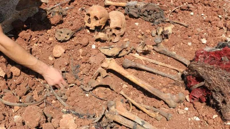 هذه قصة المقبرة الجماعية التي عُثر عليها في منطقة خان العسل (صور)