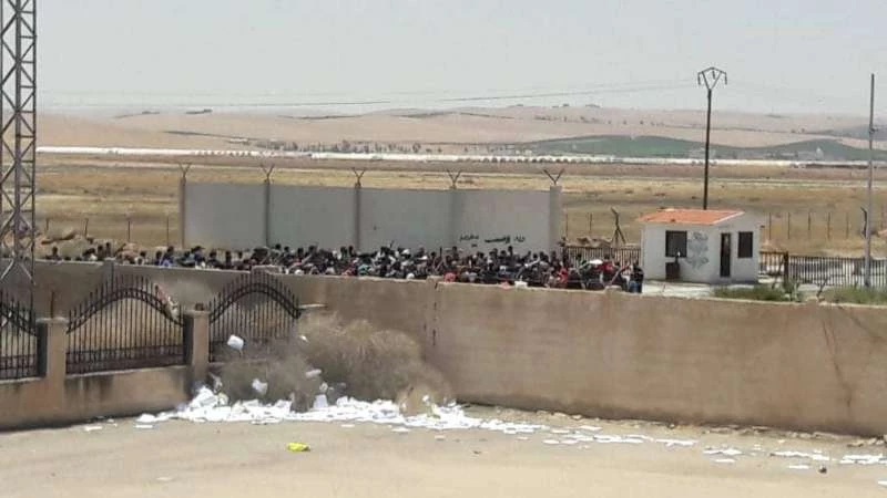 هرباً من الموت.. آلاف العائلات تنتظر السماح لها بالعبور إلى الأردن (فيديو)