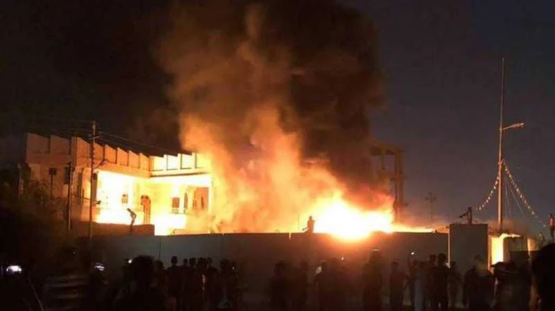المتظاهرون يحرقون مكاتب لأحزاب وميليشيات تابعة لإيران في البصرة (صور)