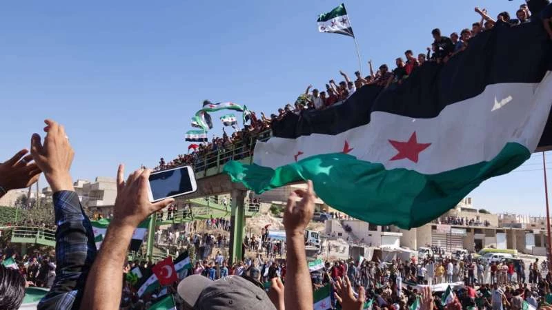 أمواج من المتظاهرين تملأ ساحات الشمال السوري نصرة لإدلب (صور + فيديو)