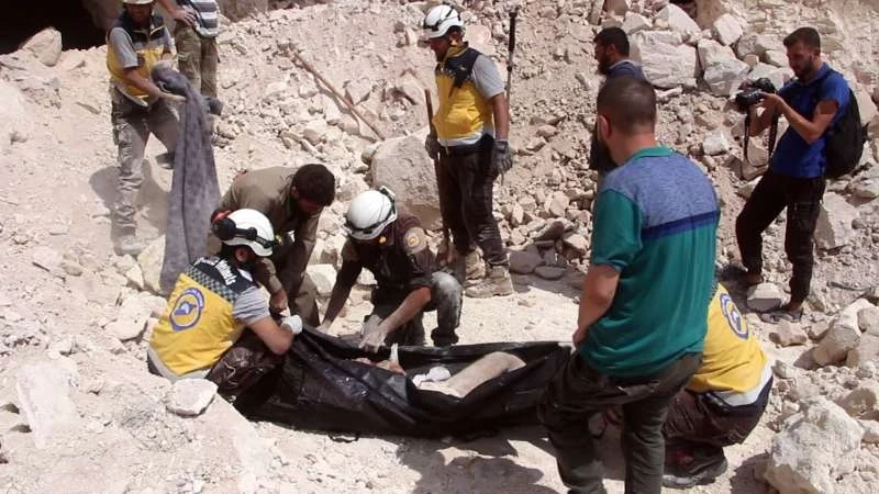 قتلى مدنيون بغارات جوية على جنوبي إدلب (صور)