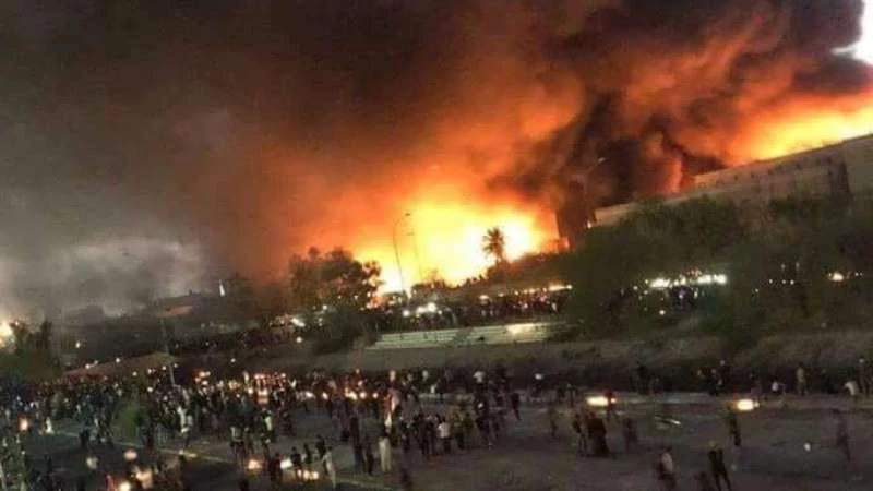 متظاهرون عراقيون يحرقون القنصلية الإيرانية في البصرة (فيديو)