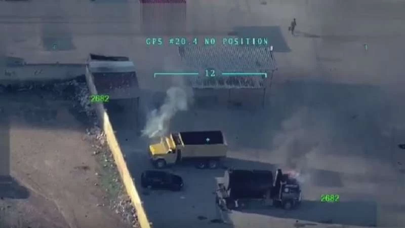 "الوحدات الكردية" تحرق السيارات قبل خروجها من عفرين (فيديو)