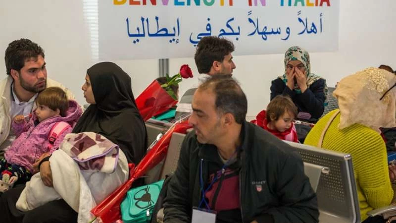 إيطاليا تستقبل عشرات اللاجئين السوريين