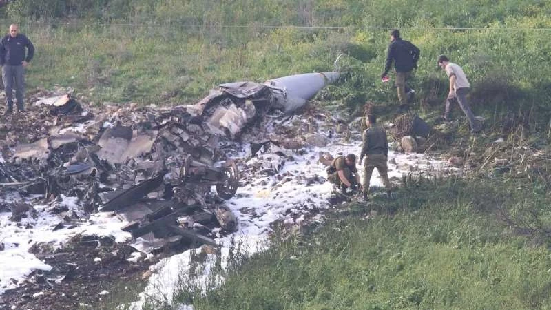 حطام الطائرة الإسرائيلية بعد سقوطها في منطقة الجليل (صور)