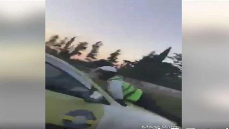 شرطي مرور في اللاذقية يقفز على سيارة لمخالفة سائقها (فيديو)