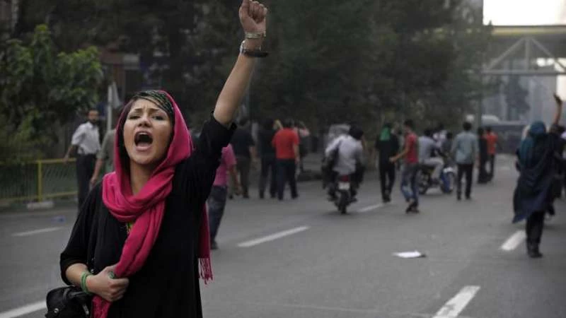 امرأة من وفد المتظاهرين الإيرانيين تقذف مستشار خامنئي بالحذاء (فيديو)