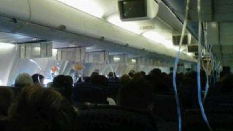 ركاب طائرة يعيشون لحظات مرعبة بعد سقوط باب الطوارئ 