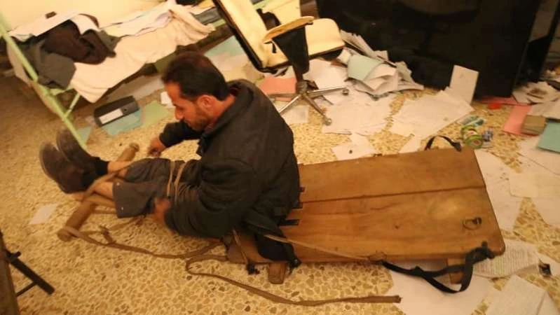 معتقل سابق يزور زنزانة عذبه فيها نظام الأسد (صور)